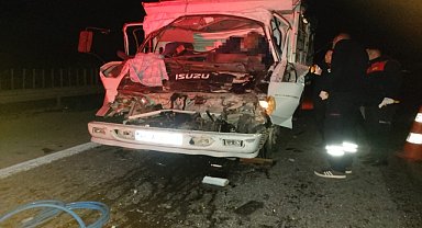 Kamyona arkadan çarpan kamyonetteki 2 kişi öldü