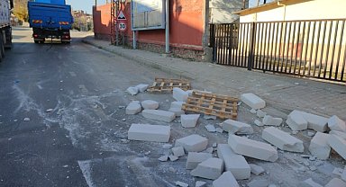 Kamyondan dökülen beton bloklar ulaşımı aksattı