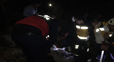 Kayalıklardan düşerek yaralanan kişi kurtarıldı