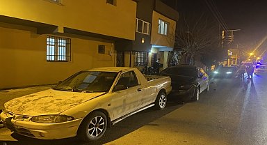 Kontrolden çıkan otomobil 2 araca çarptı