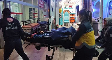 Köprü duvarına çarpan otomobildeki 3 kişi yaralandı