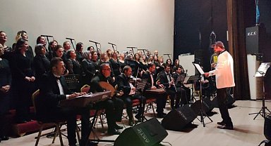 Kozan'da Türk sanat müziği korosu konser verdi