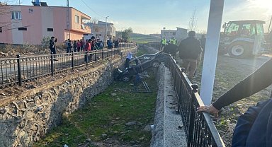 Otomobil dere yatağına düştü