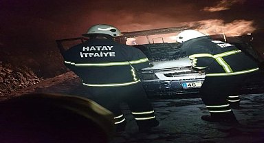 Seyir halinde alev alan kamyonet yandı