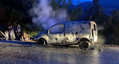 Seyir halindeki hafif ticari araç yandı