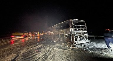 TAG Otoyolu'nda otobüs tıra çarptı: 3 ölü