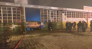 Tamircideki otomobilde çıkan yangında 3 araç hasar gördü