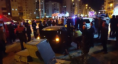 Tilkiye ve kaldırıma çarpan otomobildeki 4 kişi yaralandı
