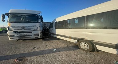 Tırla çarpışan minibüsteki 18 kişi yaralandı