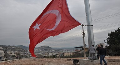 Türk bayrağı 40 metrelik direkte göndere çekildi