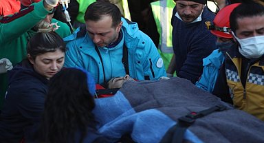 21 yaşındaki genç enkazdan çıkarıldı