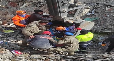 74 yaşındaki kadın enkazdan kurtarıldı