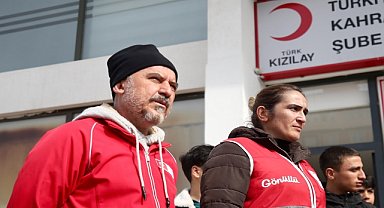 Acısını unutup depremzedelere yardım için seferber oldu