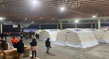 Adana'da depremzedeler, kurulan çadırlara yerleştiriliyor