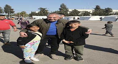 Adanalı usta, depremzedelere kebap dağıtıyor