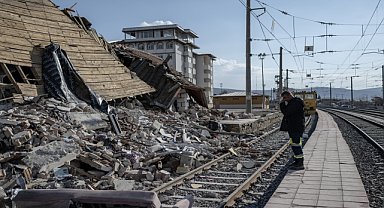 Afette kurtarılan oğluyla teselli buluyor