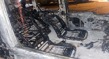 Alev alan araç kullanılamaz hale geldi