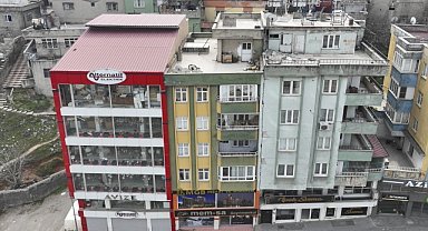 Avize mağazası depremde ayakta kalmayı başardı