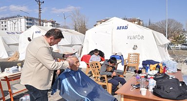 Berber ve kuaförler,depremzedelere ücretsiz hizmet veriyor