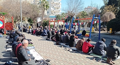 Camilerde depremzedeler için dua edildi
