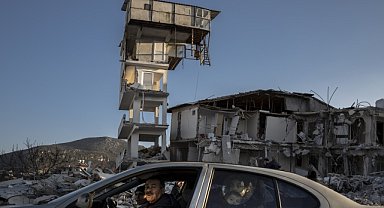 Depremde çöken binanın ek yapısı ayakta kaldı