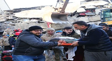 Depremde çöken hastane ek binasından karı koca kurtarıldı
