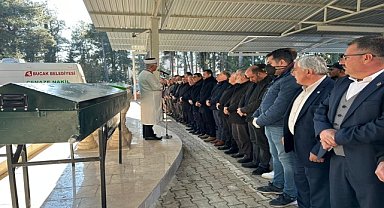 Depremde yaşamını yitiren anne ve 3 çocuğu defnedildi
