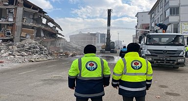 Depremlerde ağır hasar gören binaların yıkımına başlandı