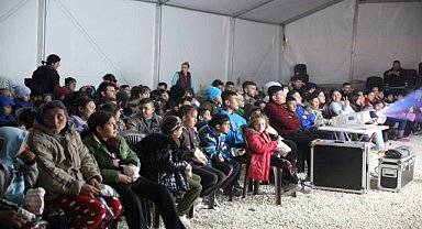 Depremzede çocuklar çizgi film gösterimiyle moral buldu