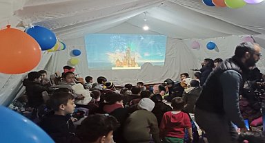 Depremzede çocuklar çizgi film izleyerek eğlendi