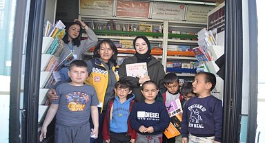 Depremzede çocuklar gezici kütüphanede moral buluyor
