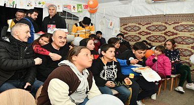 Depremzede çocuklarla çizgi film izledi