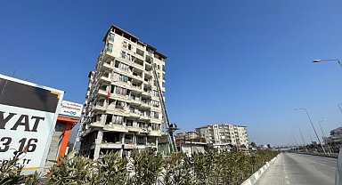 Depremzedeler, hasarlı evlerden eşyalarını tahliye ediyor