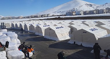 Depremzedeler için çadırlar kuruluyor
