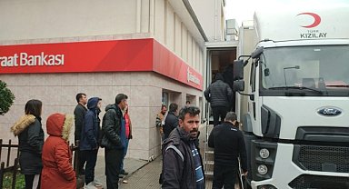Depremzedeler için Kızılay'a kan bağışında bulunuldu