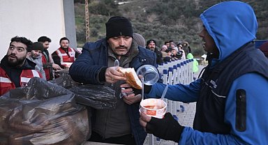 Depremzedelere 3 öğün yemek dağıtılıyor