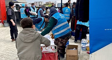 Diyanet ekipleri 650 gönüllüyle afetzedelere hizmet veriyor