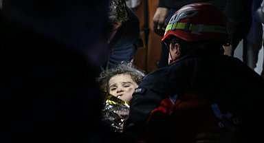 Enkaz altında kalan 2 yaşındaki Fatma kurtarıldı