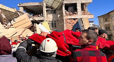 Enkaz altında kalan 7 kişi 80 saat sonra kurtarıldı