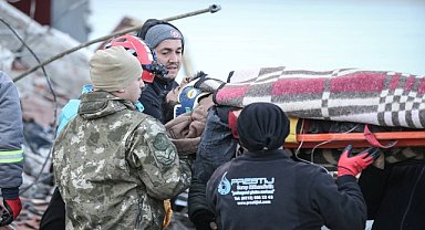 Enkaz altında kalan ailenin 3 yaşındaki kızı da kurtarıldı