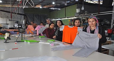 Gönüllü kadınlar depremzedeler için kıyafet dikiyor