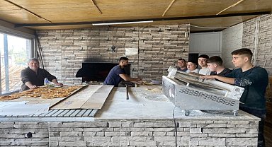 Hayırsever işletmeci ekiplere ekmek dağıtıyor