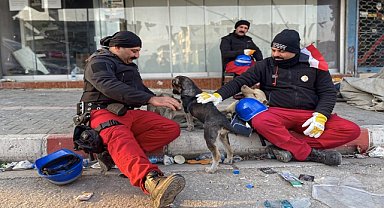 Iraklı afet müdahale ekibi depremzedelerin yardımına koştu