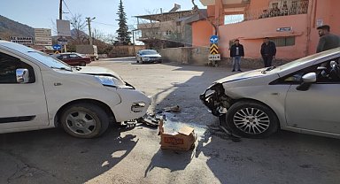 Kozan'da trafik kazalarında 5 kişi yaralandı