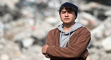 Liseli genç, vagonda kalan depremzedelerin yardımına koşuyor
