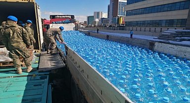 Mehmetçik deprem bölgesinde yaraları sarmaya devam ediyor