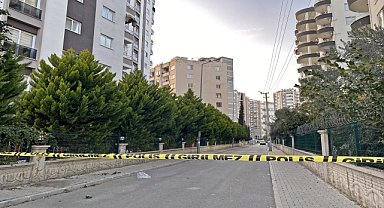 Mersin'de depremlerden etkilenen 8 katlı bina tahliye edildi