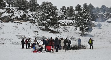 Mersin'in yüksek kesimlerinde kar yağışı etkili oldu
