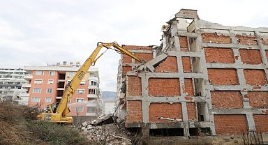 Riskli olduğu tespit edilen bina yıkıldı