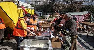TBMM aşçıları depremzedeler için yemek pişiriyor